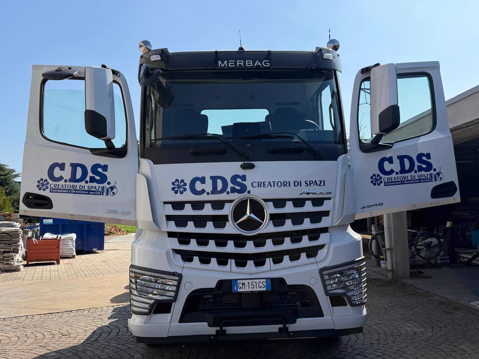 Il Mercedes-Benz Arocs C.D.S. visto di fronte, con il logo sulle portiere aperte
