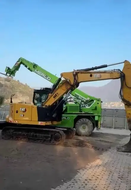 Escavatore CAT 310 e sollevatore telescopico Merlo Roto fianco a fianco