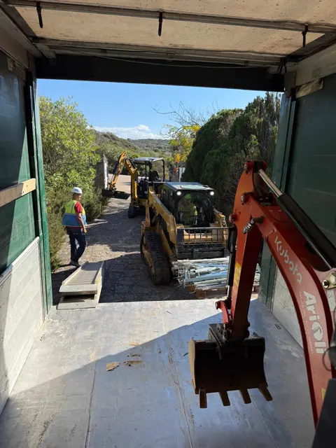 Minipala e miniescavatore nel vialetto del cantiere