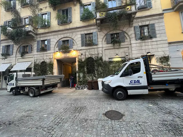 Furgone C.D.S. in una corte storica