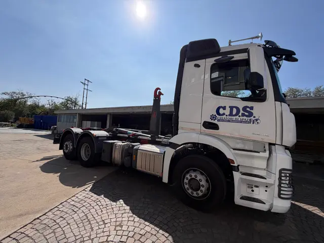 Autocarro scarrabile Mercedes-Benz Arocs con la livrea C.D.S.