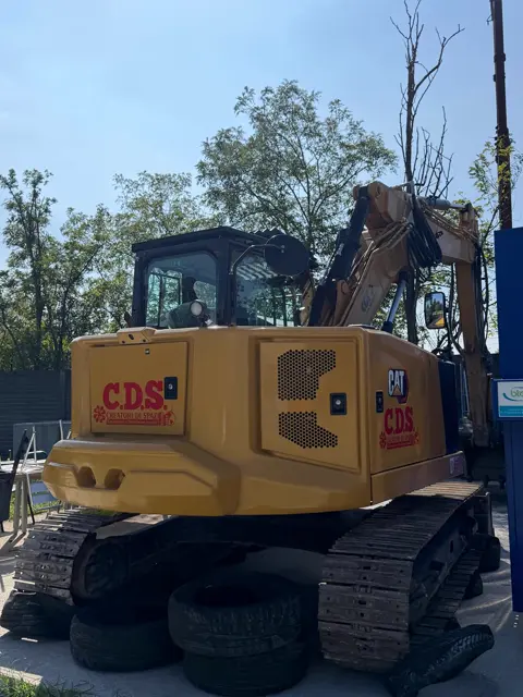 Escavatore cingolato CAT con la livrea C.D.S.
