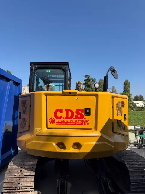 Il logo C.D.S. Creatori di Spazi sul retro dell'escavatore CAT